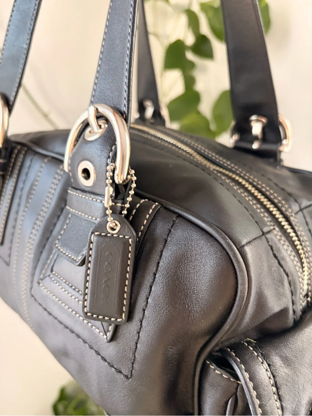 Classic Black Leather Shoulder Bag with Contrast Stitching
